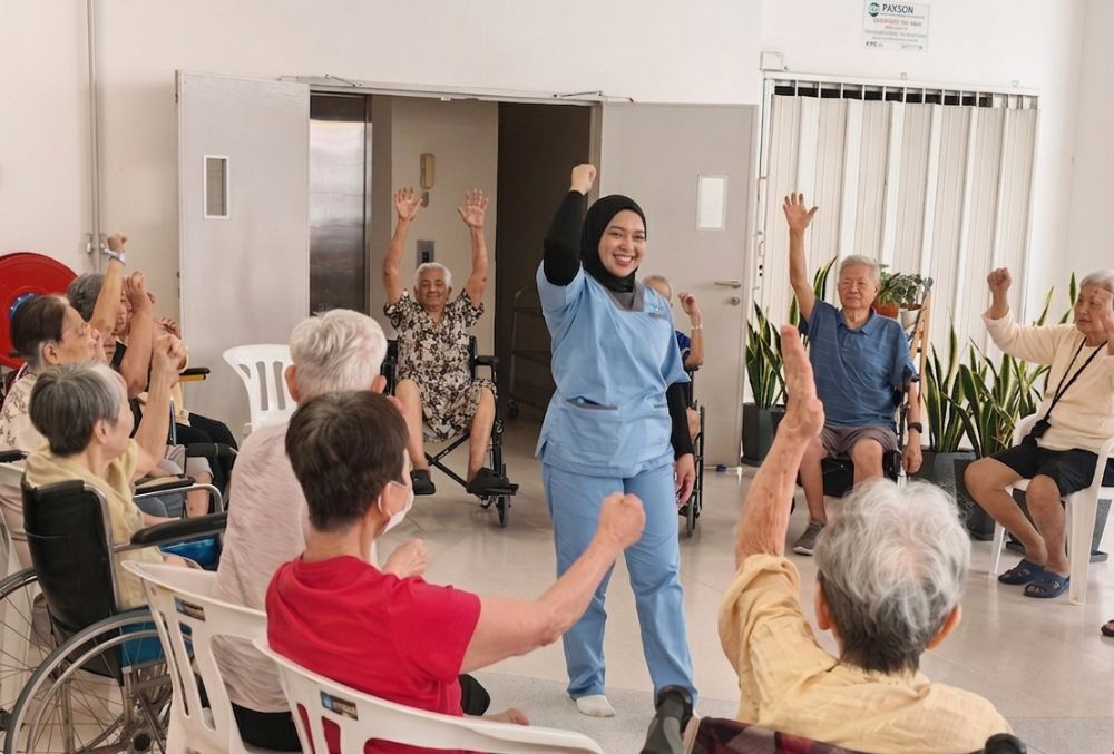 长者在 Gentle Hill Elder Care 参与日间护理互动活动,护理人员带领老人进行轻度伸展与社交交流。