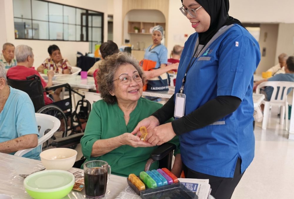 Gentle Hill Elder Care 护理人员协助长者进行日常用药管理,让家属更安心了解父母的照护情况。