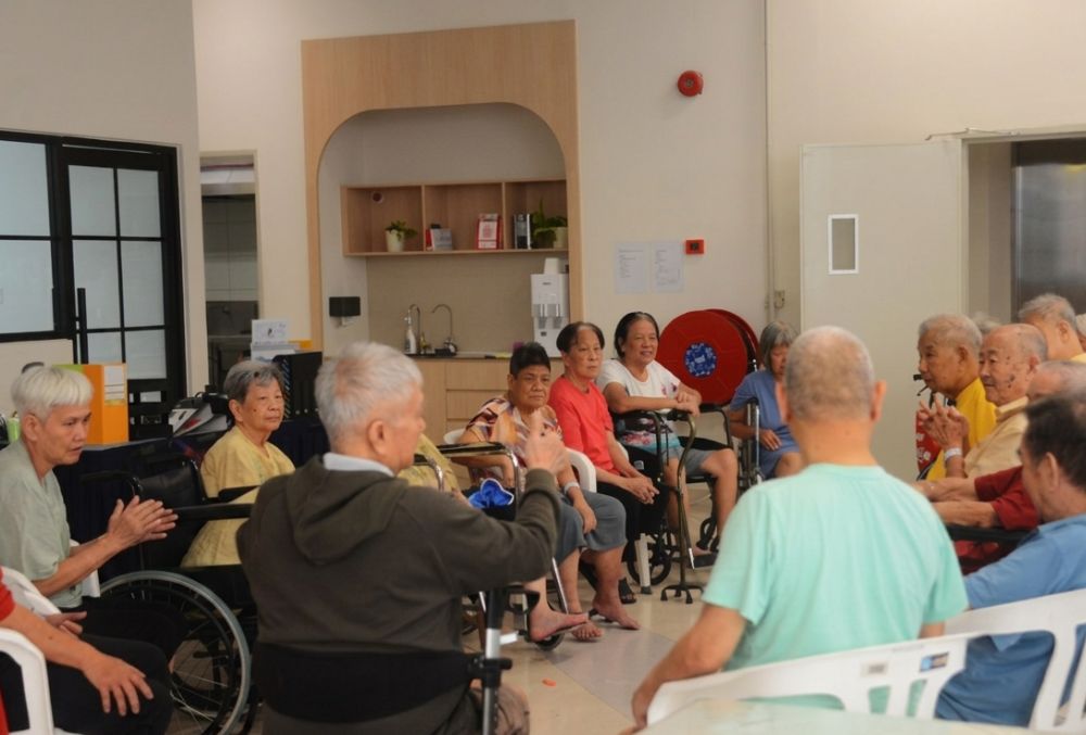 长者在 Gentle Hill Elder Care 参与日间护理社交活动,在舒适环境中与其他长者互动交流。